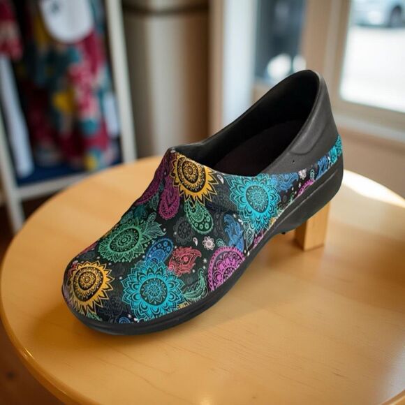 Women’s Crocs Neria Pro II Black/Colorful Print  Dual Comfort Clogs Size W7 - Picture 1 of 10